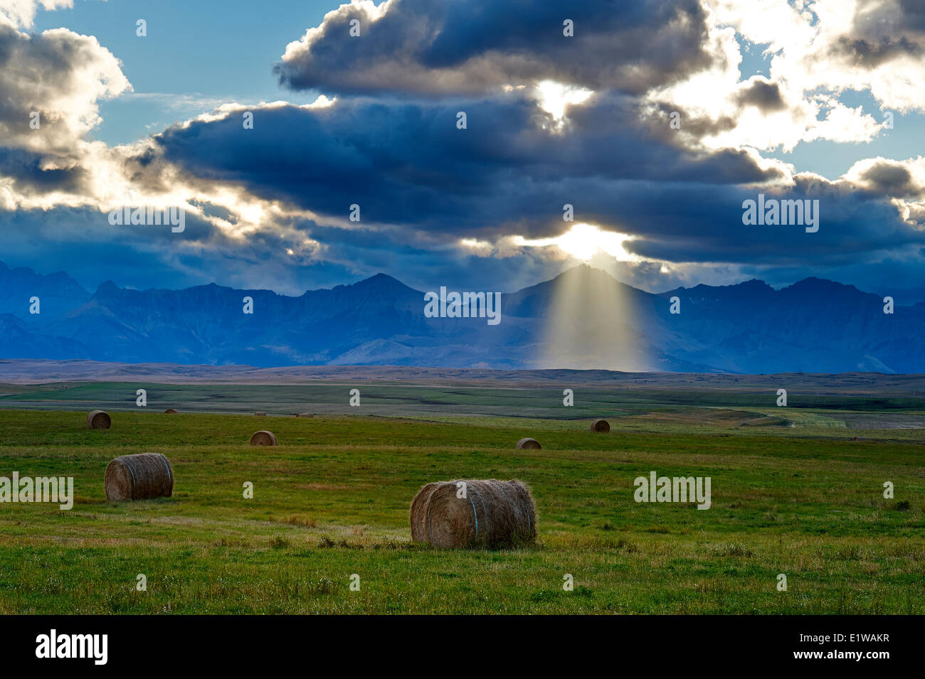 God rays hi-res stock photography and images - Alamy