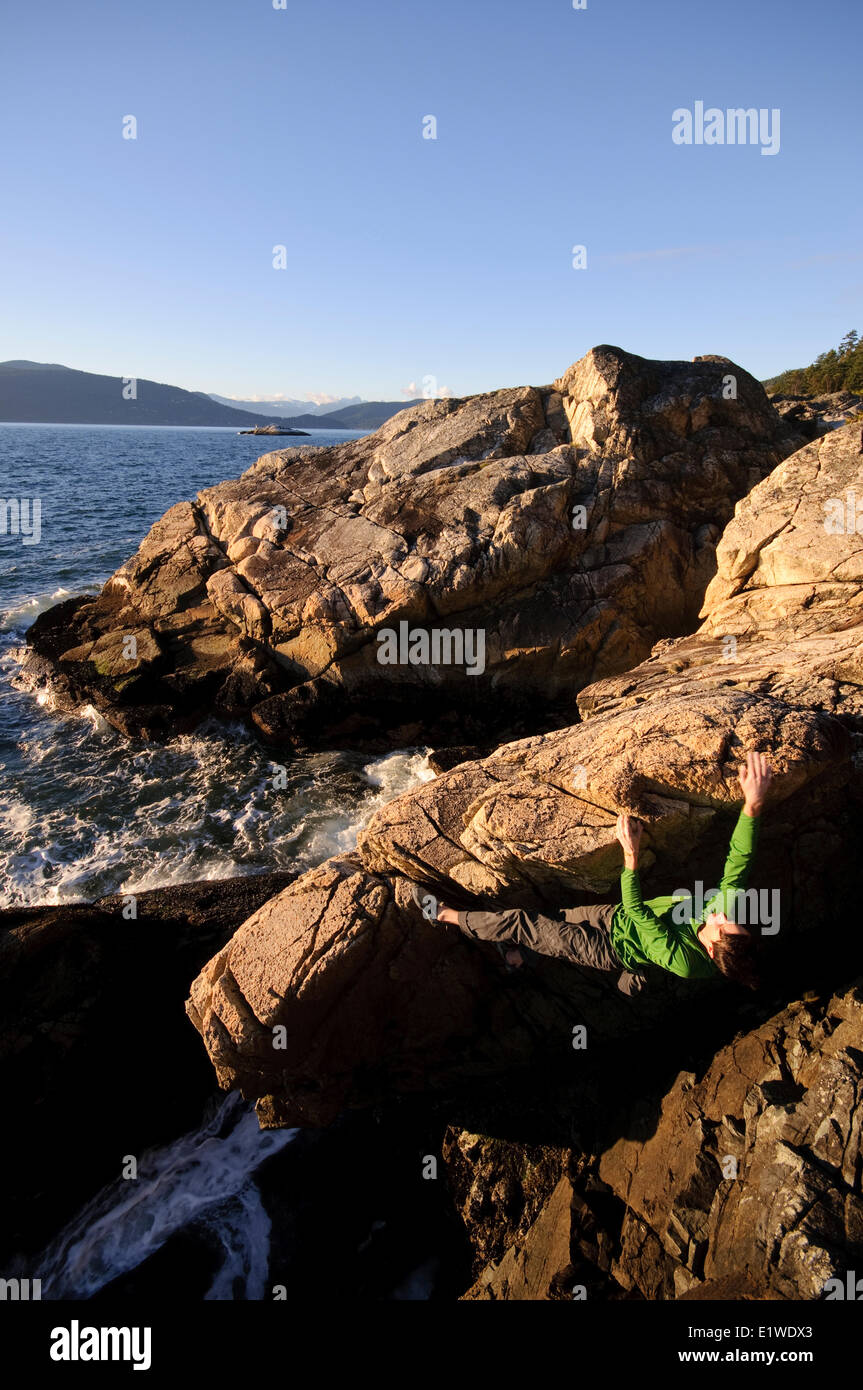 Rock climbing above the ocean at lighthouse park west vancouver hires stock photography and