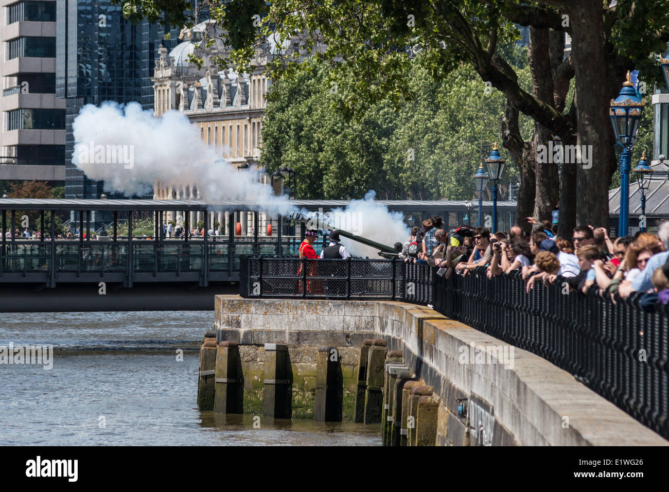 London, UK. 10th June 2014. A 62-Gun salute is fired at the Tower of London to mark HRH the Duke of Edinburgh's 93rd birthday Credit:  Steve Bright/Alamy Live News Stock Photo