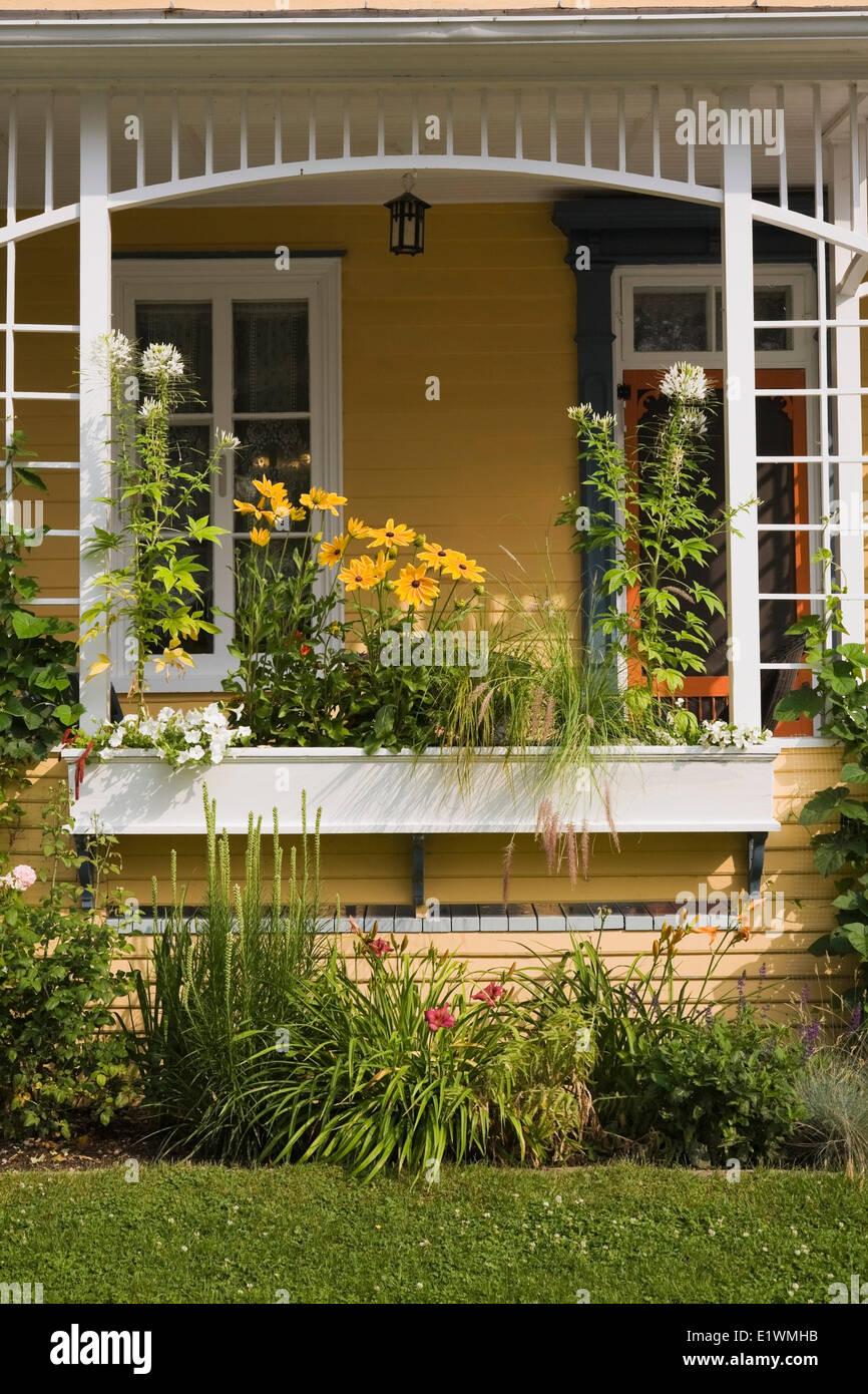 Front door flowers veranda hi-res stock photography and images - Alamy