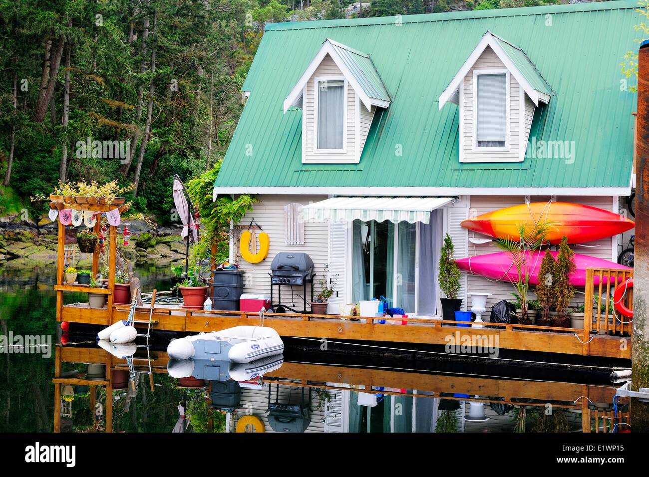 A float home at the Maple Bay Marina in Duncan, BC. Stock Photo