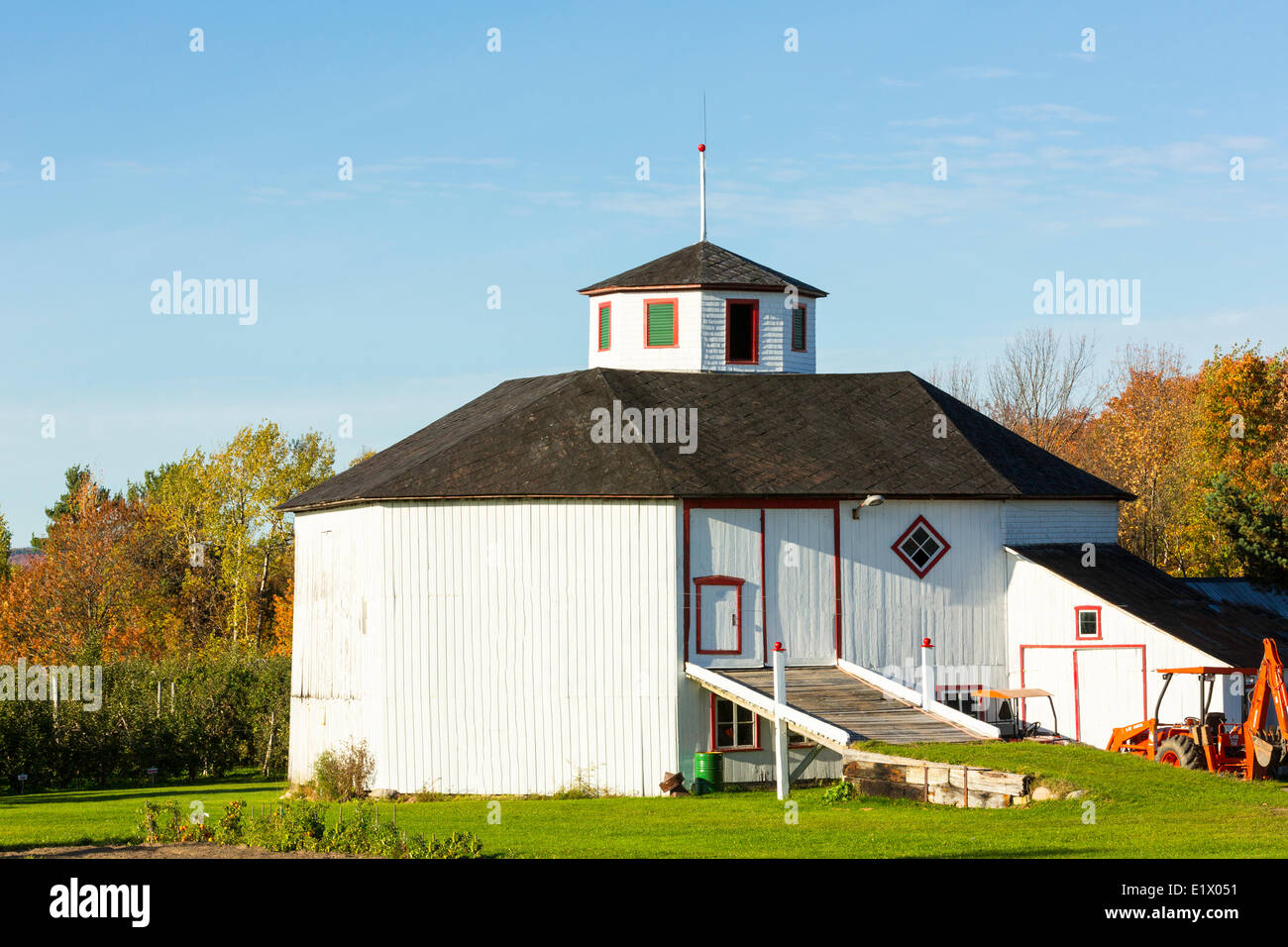 Wooden barn, Saint-Antoine-de-Tily, Quebec, Canada Stock Photo
