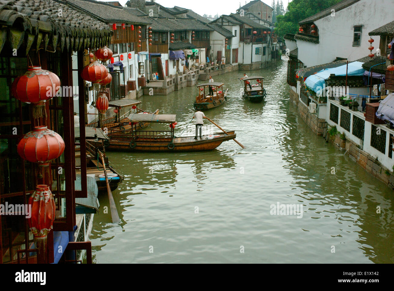 Chinese traditional boats hires stock photography and images Alamy