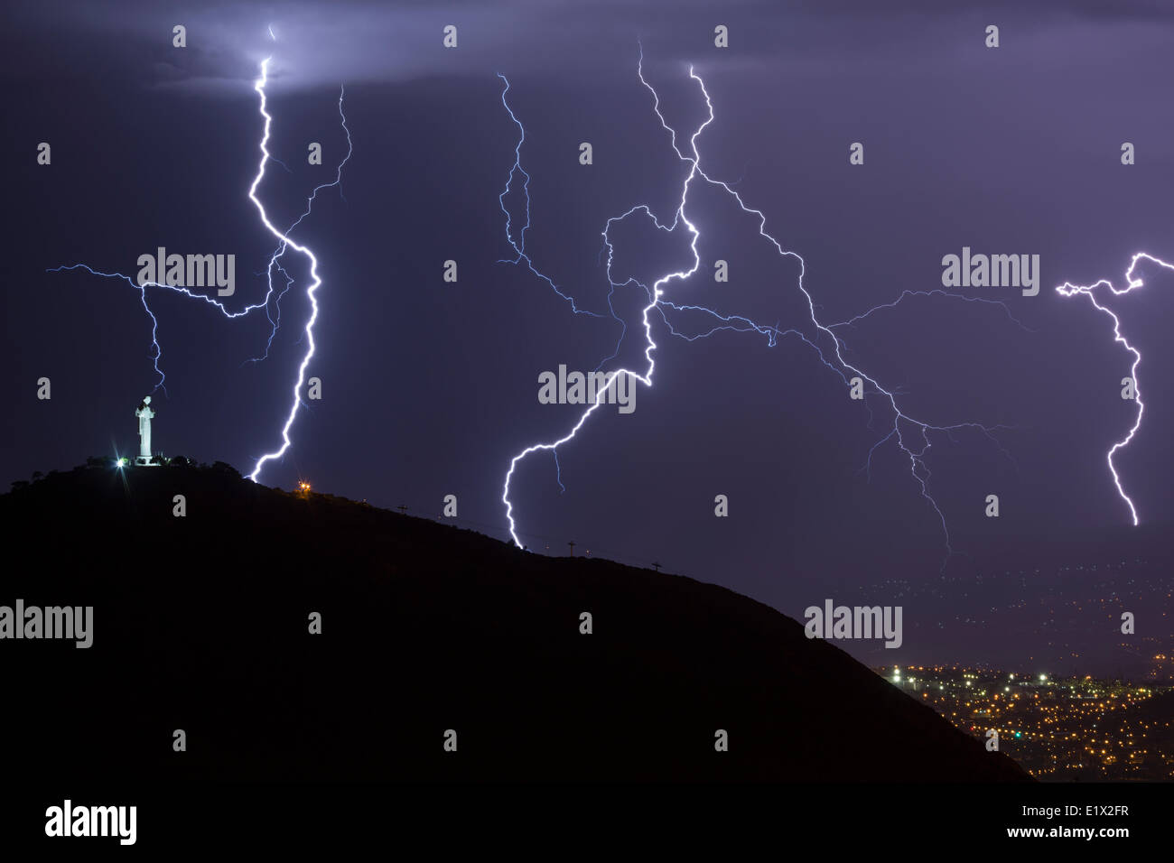 Lightning strikes building hi-res stock photography and images - Alamy