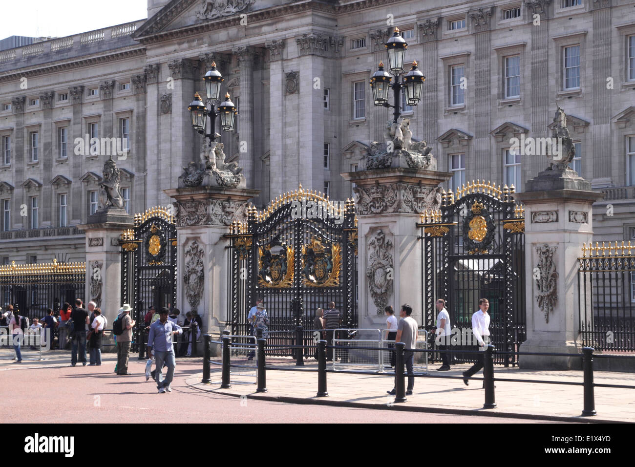 Gates outside Buckingham Palace London Stock Photo