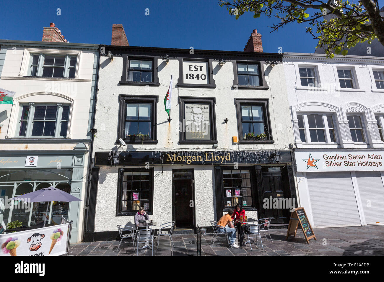 Caernarfon Town Square, Lloyd pub Stock Photo Alamy