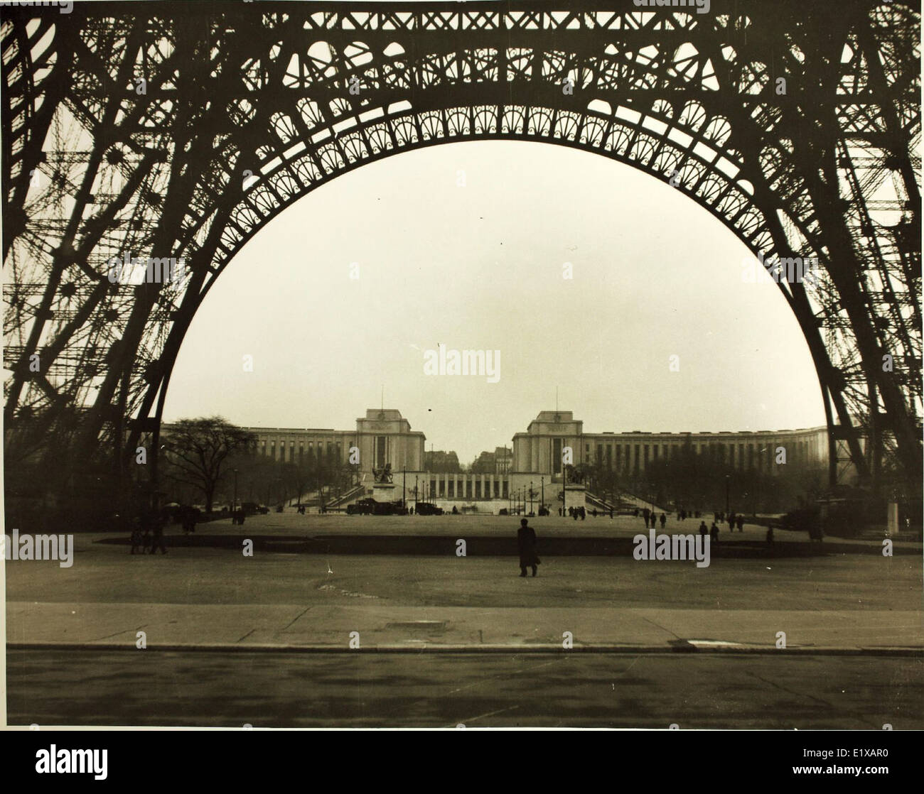 Photo soldat allemand au premier étage Tour Eiffel (1940-44) Photo soldat allemand au premier étage Tour Eiffel (1940-44)