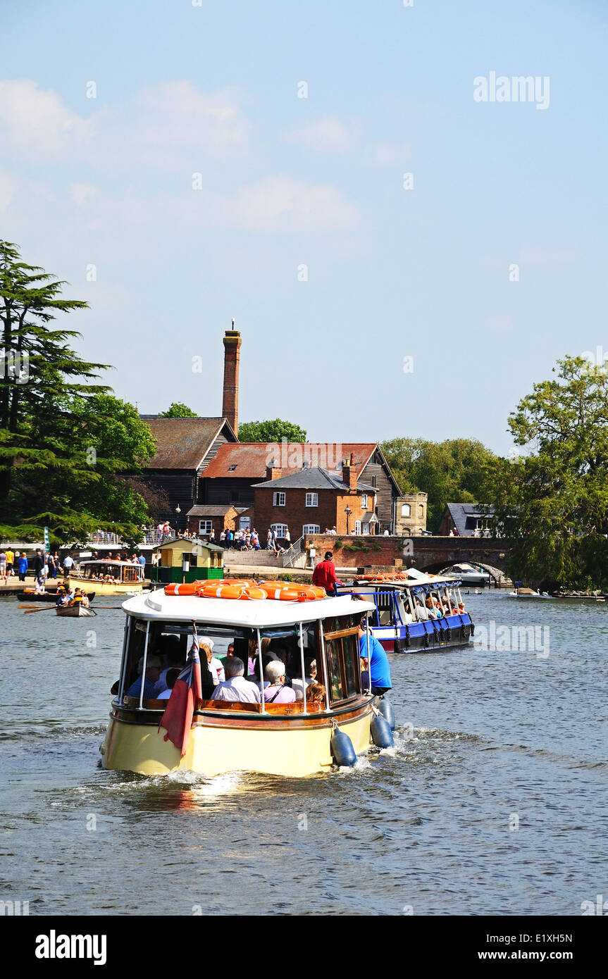Pleasure boats along the River Avon the The Lazy Cow Restaurant to the rear, Stratford-Upon-Avon, England. Stock Photo