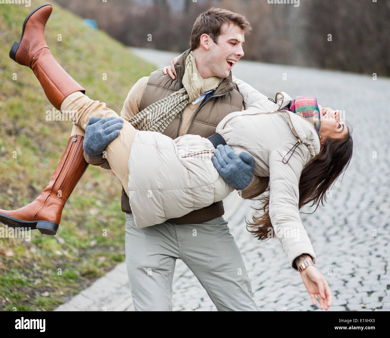 Man carrying woman not box not case hi res stock photography and images Man carrying woman not box not case hi res stock photography and images