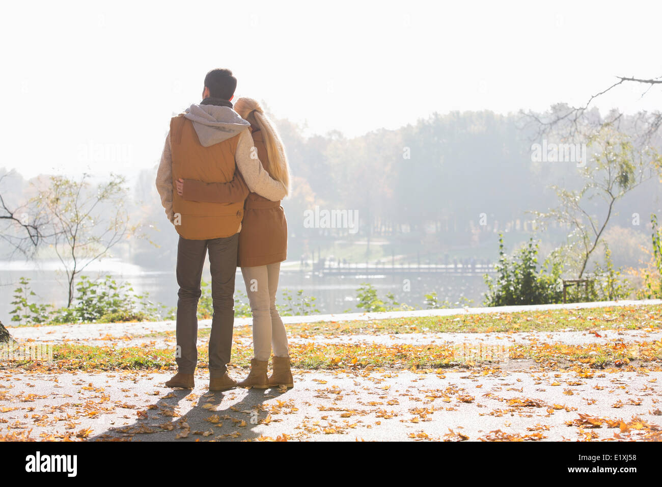 Couple arm in arm rear view hi-res stock photography and images - Alamy