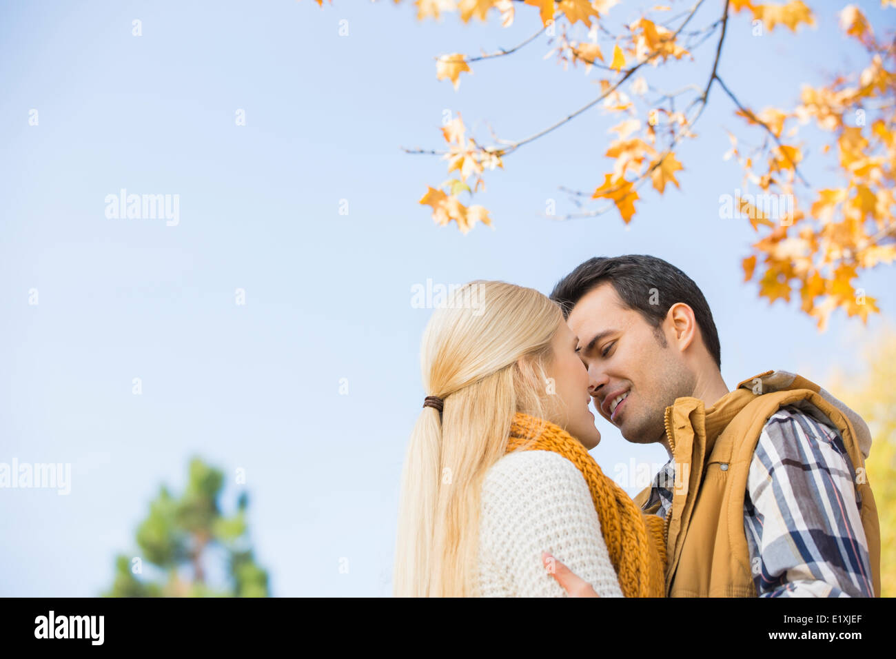 Couple kissing hi-res stock photography and images - Alamy