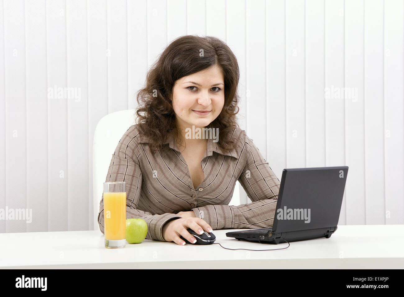 The smiling young woman with the laptop Stock Photo - Alamy