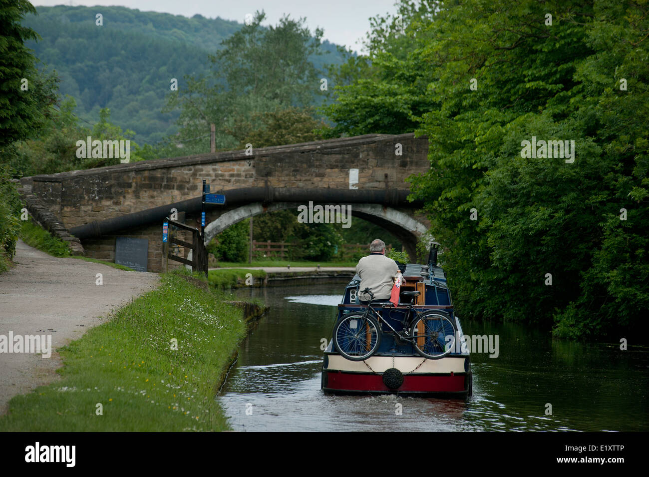 Dowley Gap Locks, Bingley to Saltaire on Leeds and Liverpool Canal, West Yorkshire. June 2014 A two rise Staircase Lock system Stock Photo