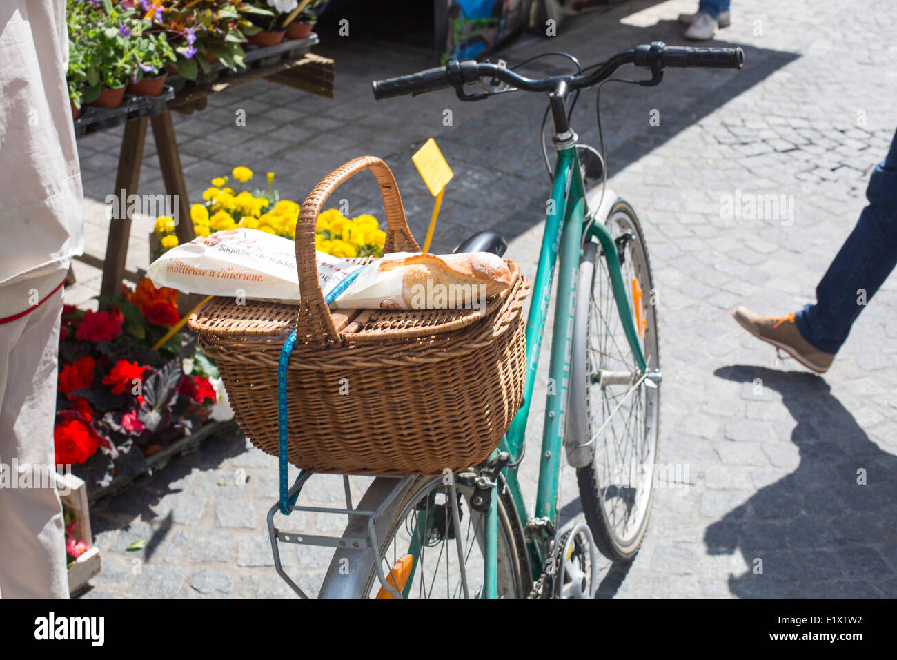 French market basket hi-res stock photography and images - Alamy