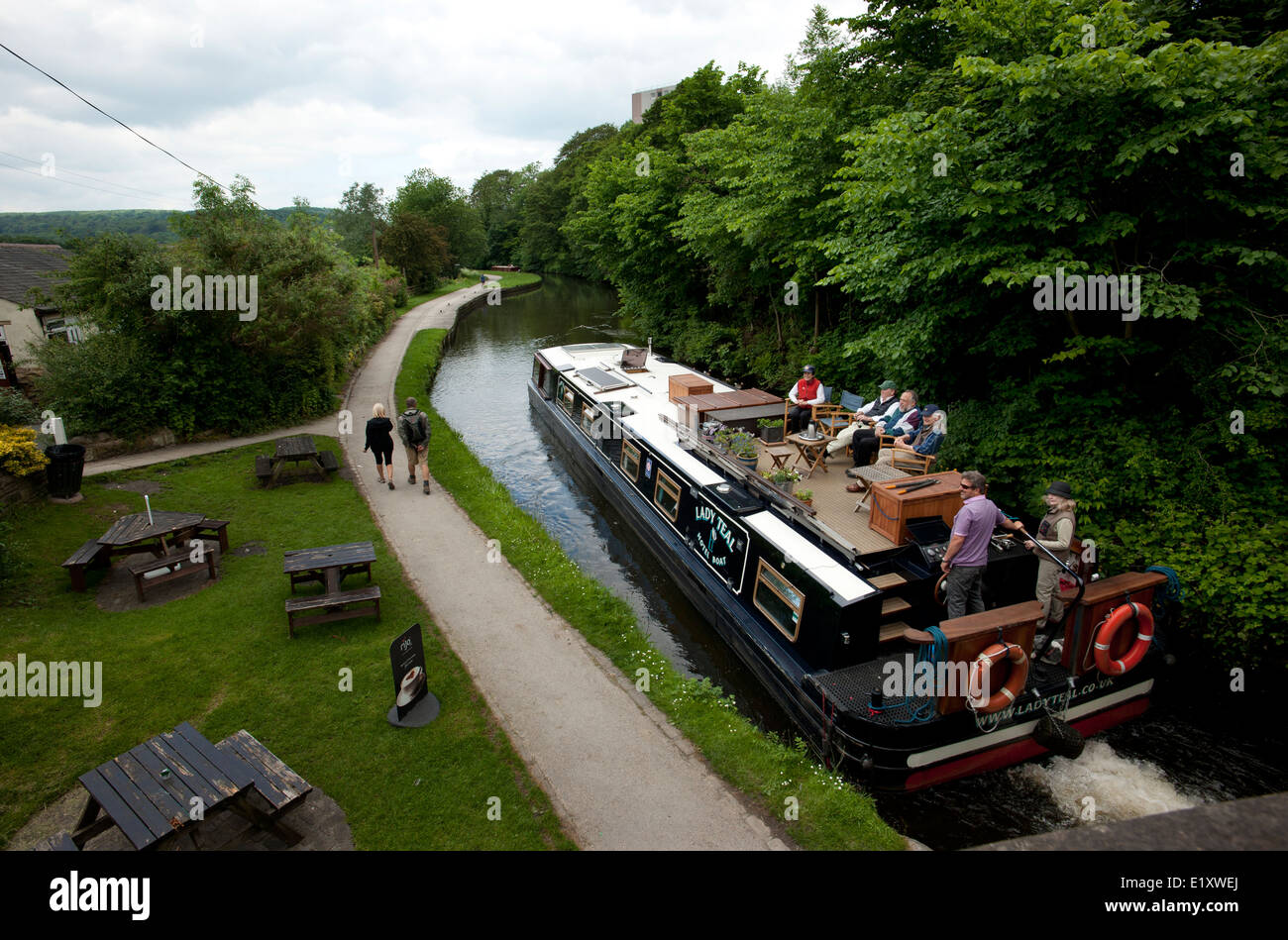 Dowley Gap Locks, Bingley to Saltaire on Leeds and Liverpool Canal, West Yorkshire. June 2014 Lady Teal Hotel Canal Boat. Stock Photo