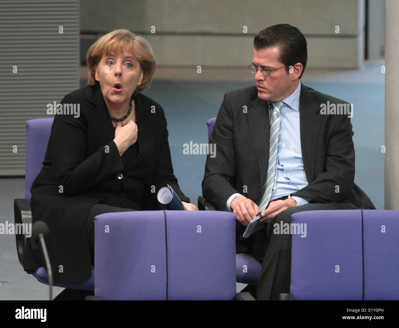 Chancellor Angela Merkel (CDU) talks to Federal minister of economics Karl-Theodor zu Guttenberg (19.03.2009). Foto: Wolfgang Kumm dpa/lbn    (c) dpa - Report    Stock Photo