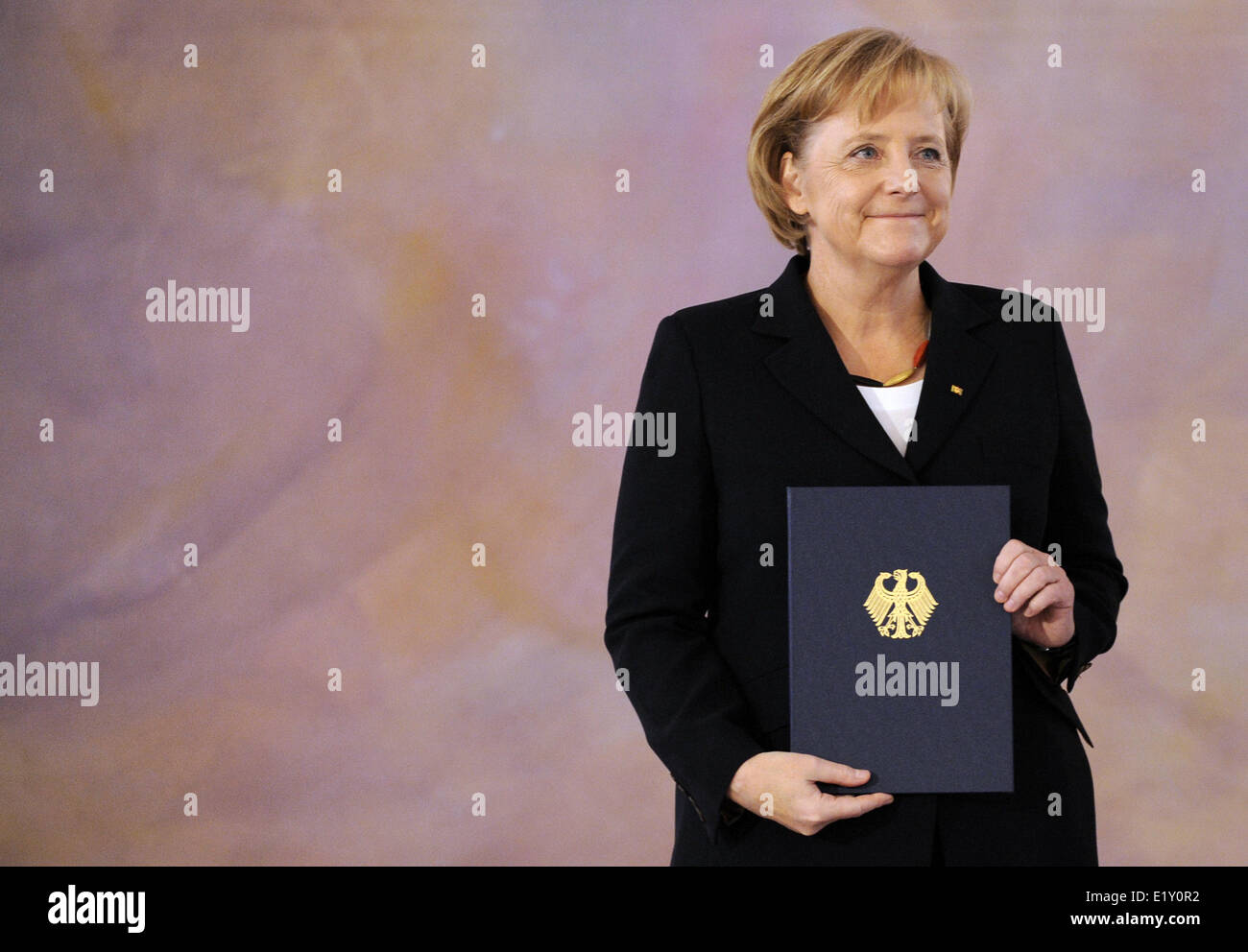 Chancellor Angela Merkel (CDU) holds her certificate of appointment in her hands (28.10.2009). Foto: Rainer Jensen dpa/lbn    (c) dpa - Report    Stock Photo