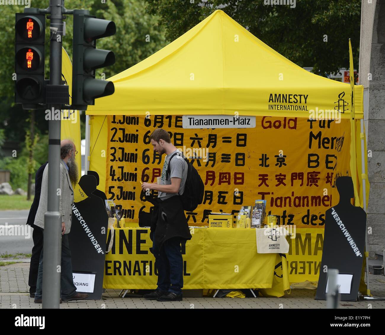 Wuppertal, Germany. 11th June, 2014. Amnesty International activists protest during the unveiling of the monument of the philosopher and social theorist Friedrich Engels (1820-1895) donated by the People's Republic of China in Wuppertal, Germany, 11 June 2014. The nearly four-meter bronze sculpture commemorates the co-founder of Marxism, who was born in Wuppertal. Credit:  dpa picture alliance/Alamy Live News Stock Photo