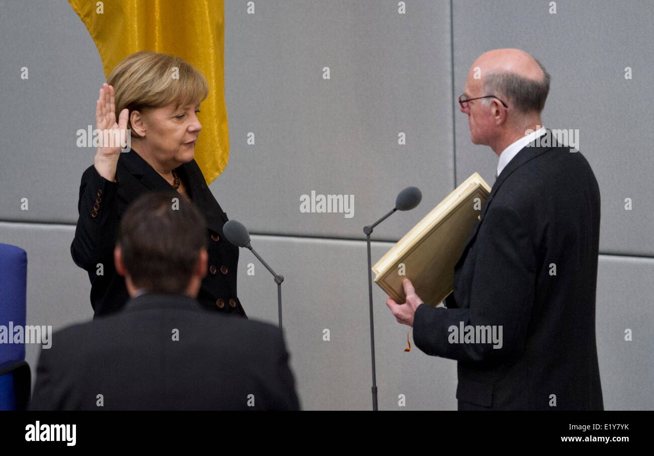 Dr. Angela Merkel takes her oath in front of the president of the