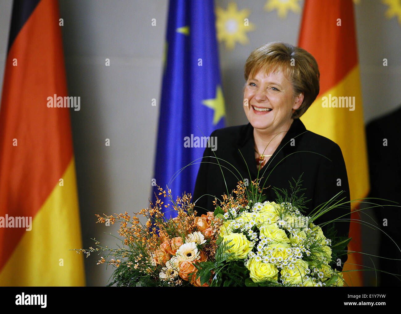Chancellor Angela Merkel smiles after previous chancellor Schröder has handed over the Federal Chancellor's Office to her (22.11.2005). Foto: Michael Hanschke dpa/lbn    (c) dpa - Report    Stock Photo