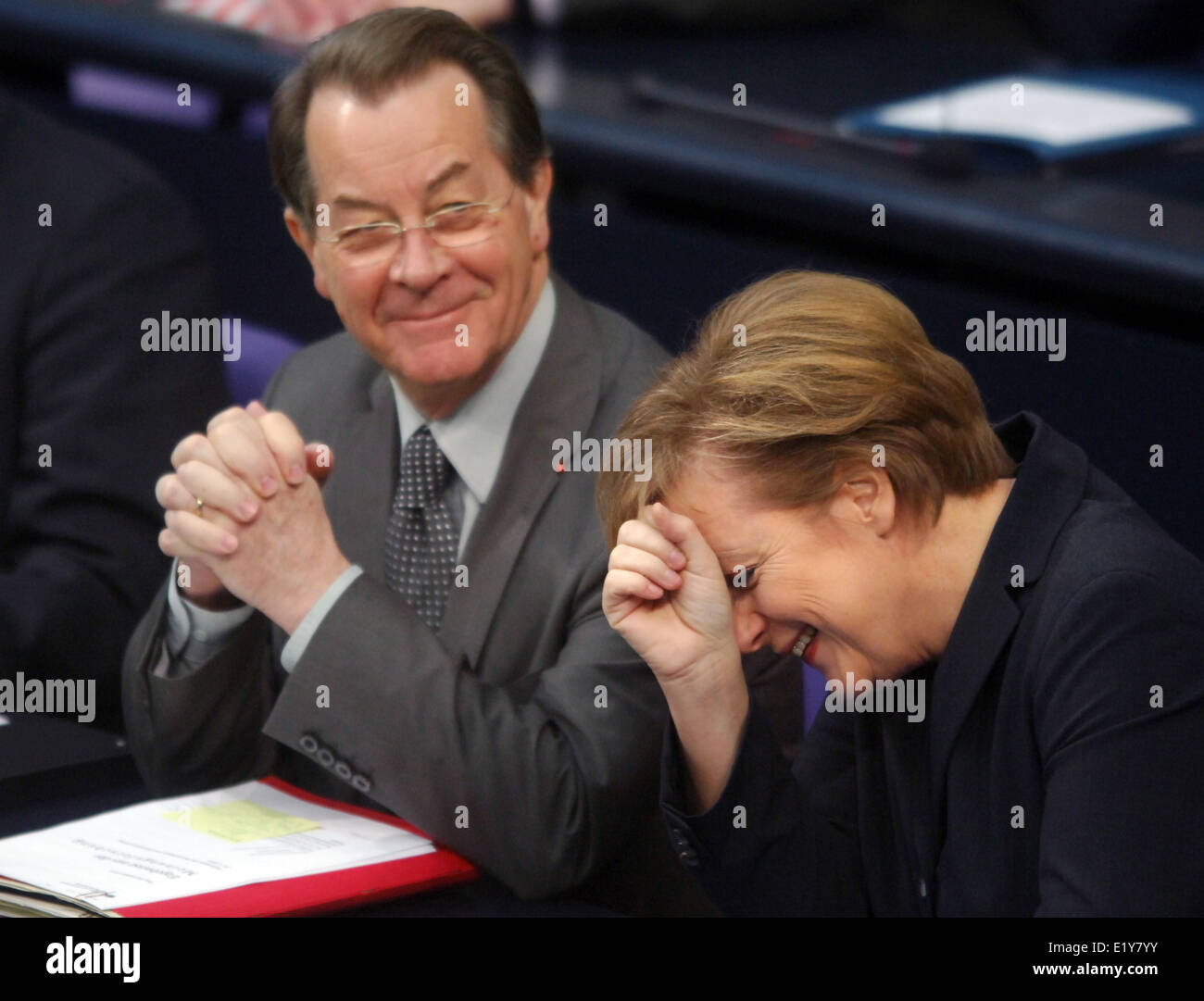 Chancellor Angela Merkel (CDU) and vice chancellor Franz Müntefering (SPD) laugh together (01.12.2005) in the Bundestag.  Foto: Peter Kneffel dpa/lbn +++(c) dpa - Report+++ Stock Photo