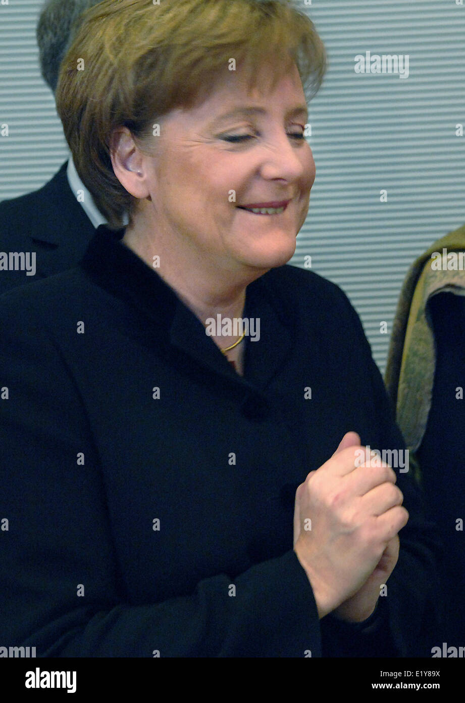 Designated chancellor Angela Merkel (CDU) stands in front of the members of her faction (22.11.2005) and smiles. She is the first woman who was elected as German chancellor. Foto: Steffen Kugler dpa/lbn    (c) dpa - Report    Stock Photo