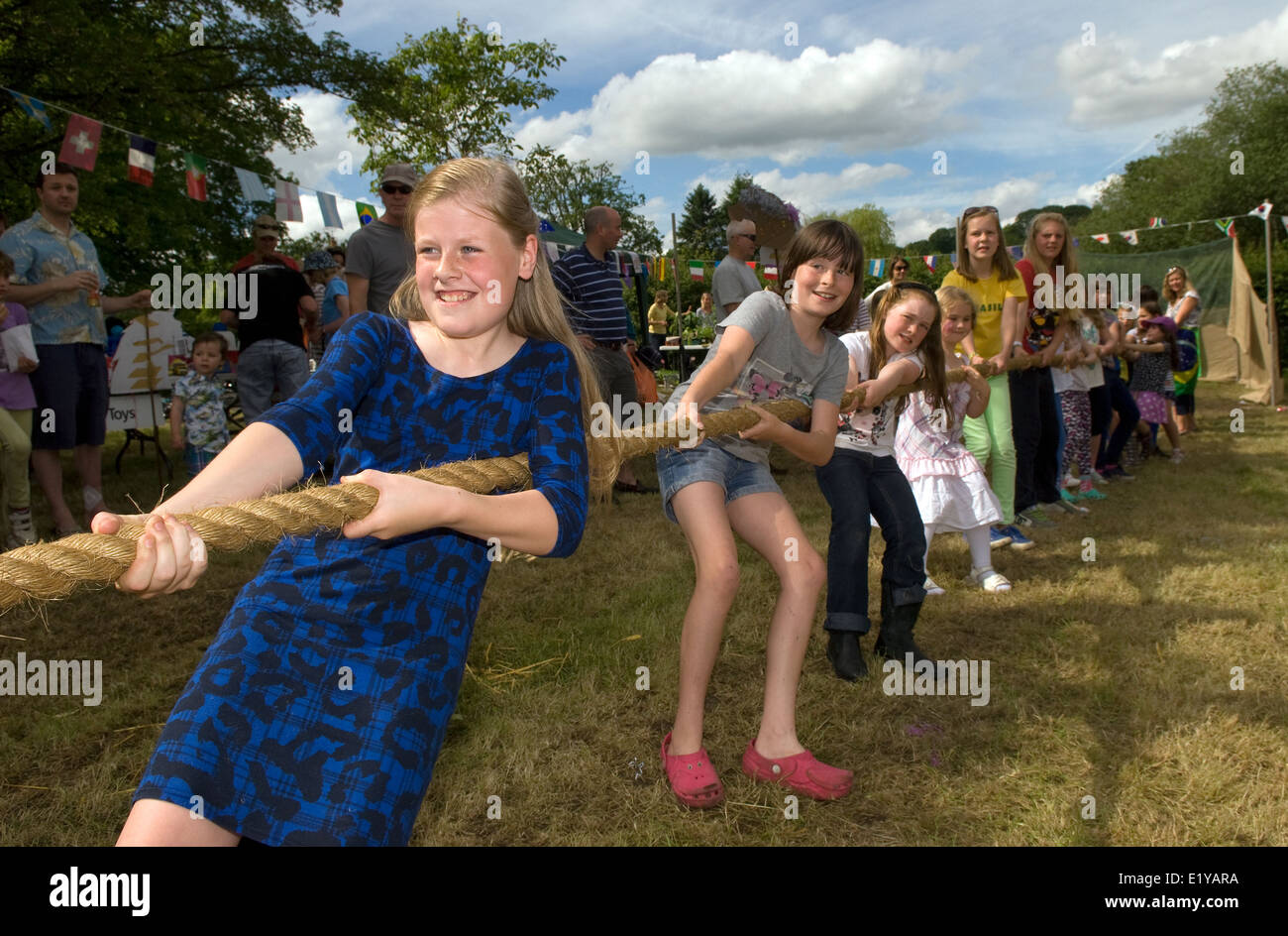 Tug of war children hi-res stock photography and images - Alamy