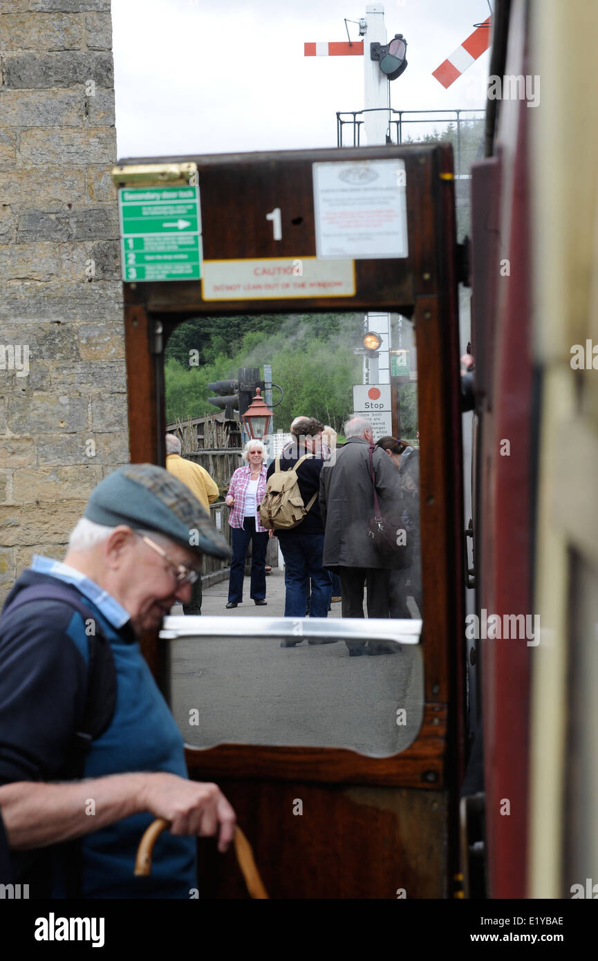 Passengers waiting for steam train hi-res stock photography and images ...