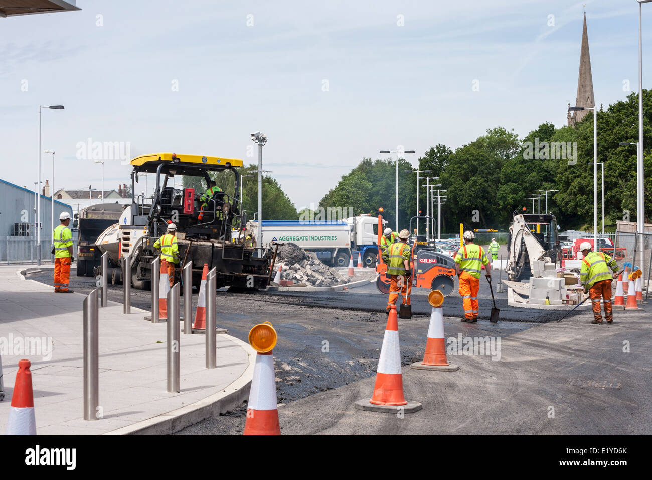 Workmen and heavy plant machinery laying a new tarmac road. Wokingham, Berkshire, England, GB, UK. Stock Photo