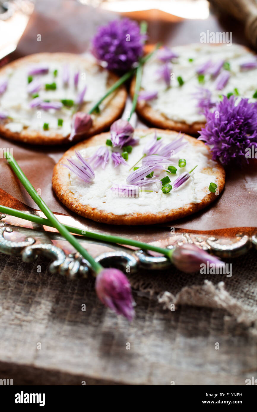 Crackers with fresh chives and cream cheese Stock Photo Alamy