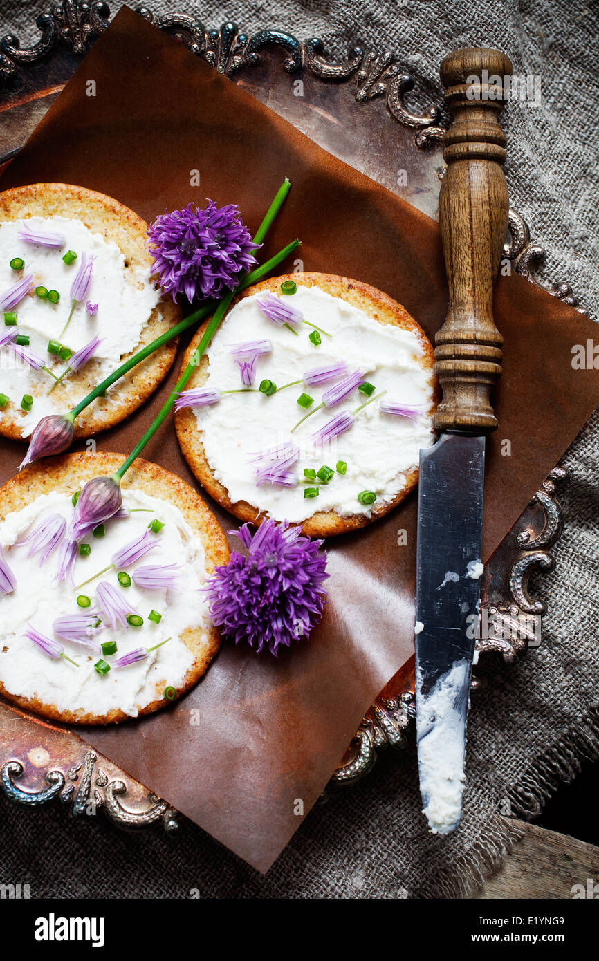 Crackers with fresh chives and cream cheese Stock Photo Alamy