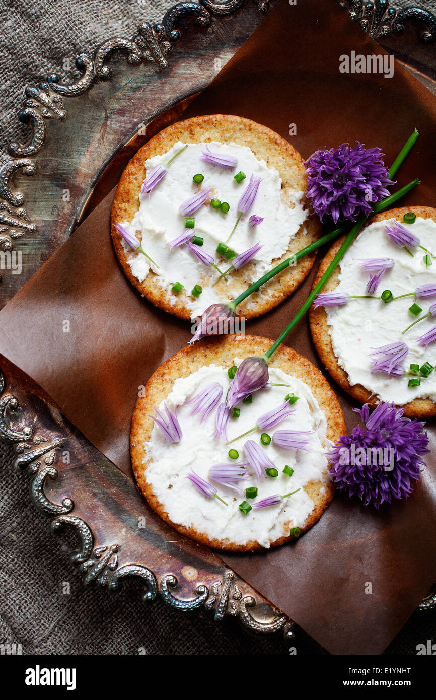 Crackers with fresh chives and cream cheese Stock Photo Alamy