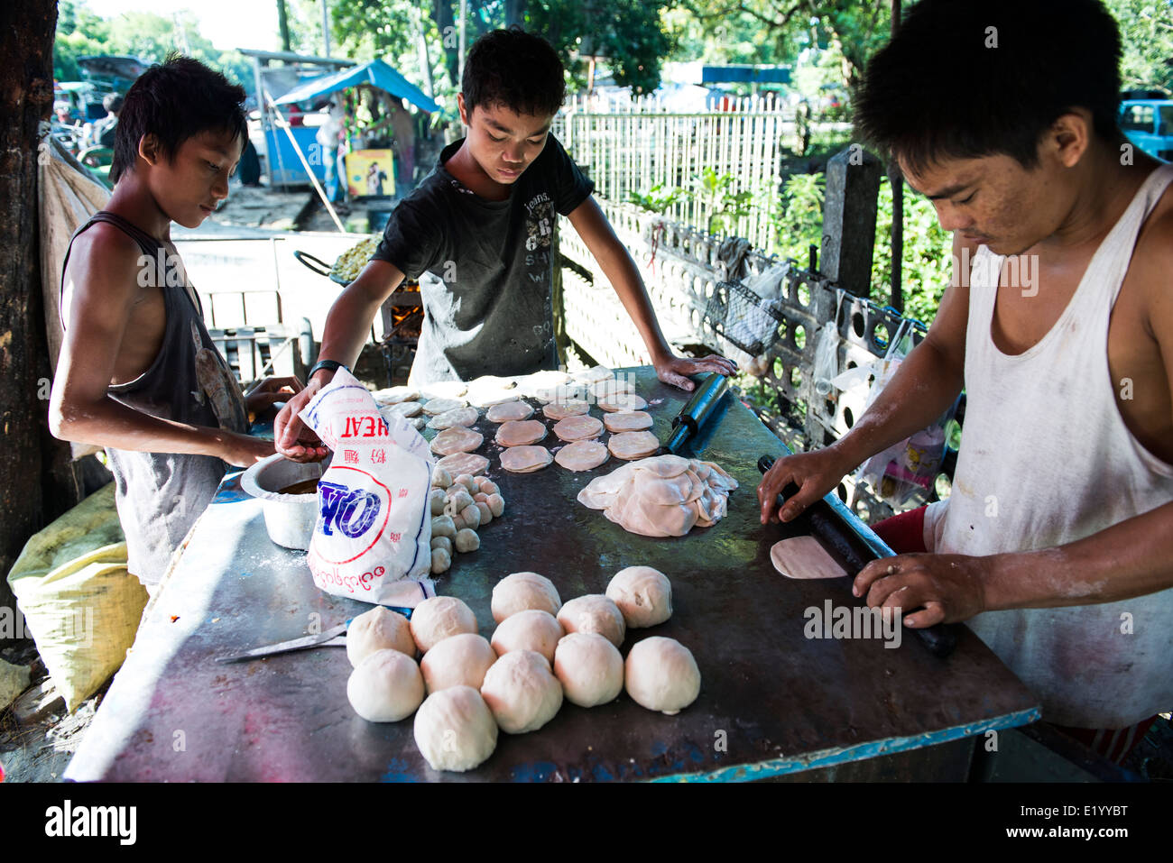Rolling roti hi-res stock photography and images - Alamy