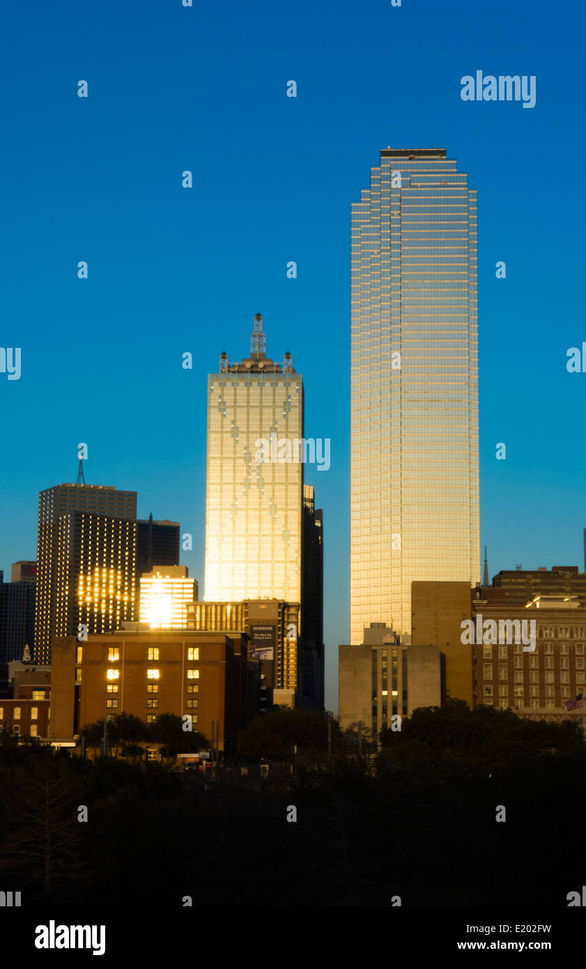 Dallas city skyscrapers at night hi-res stock photography and images ...