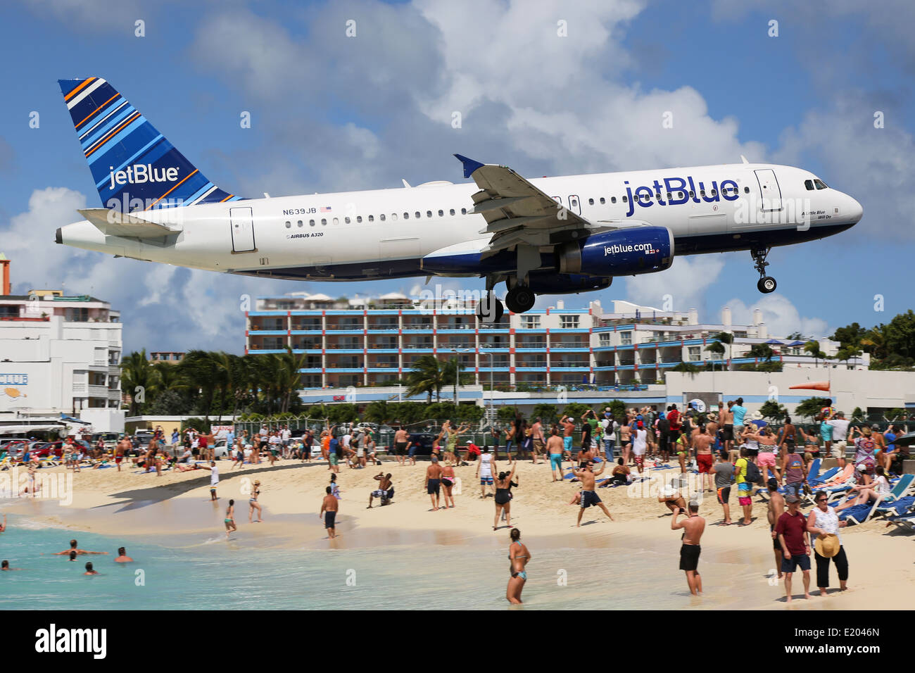 A jetBlue Airbus A320 with the registration N639JB approaching St. Martin Airport Stock Photo