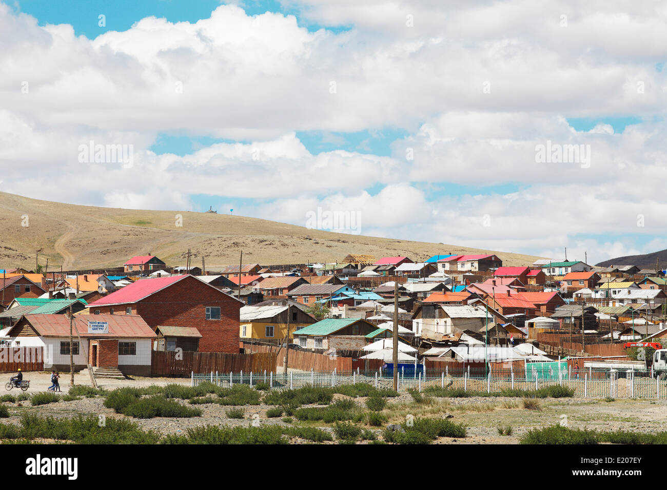 Yurts and colorful houses in the Aimag centre of Arvaikheel, Övörkhangai Province, Mongolia Stock Photo
