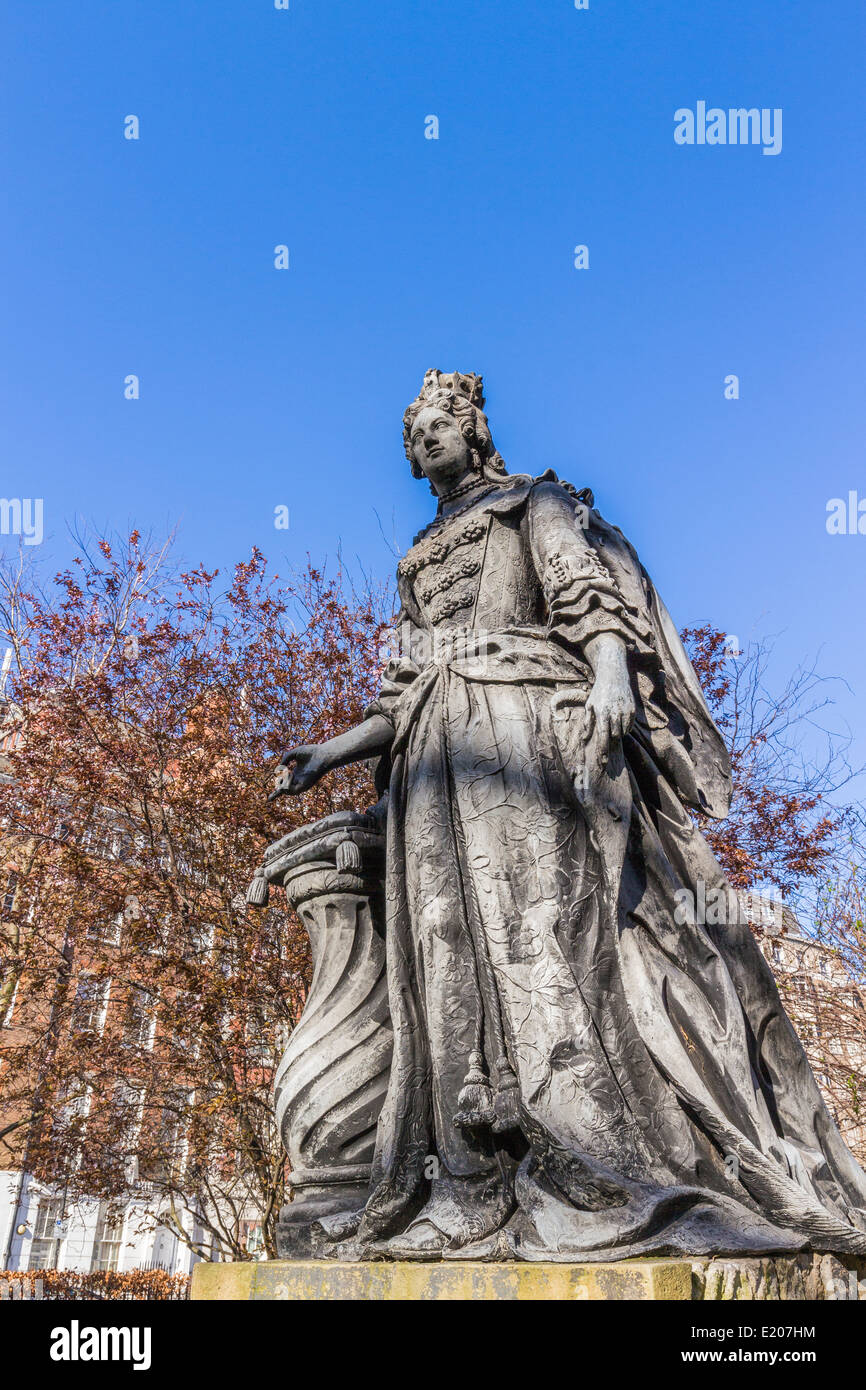 Statue of Queen Charlotte in Queen square London Stock Photo Alamy