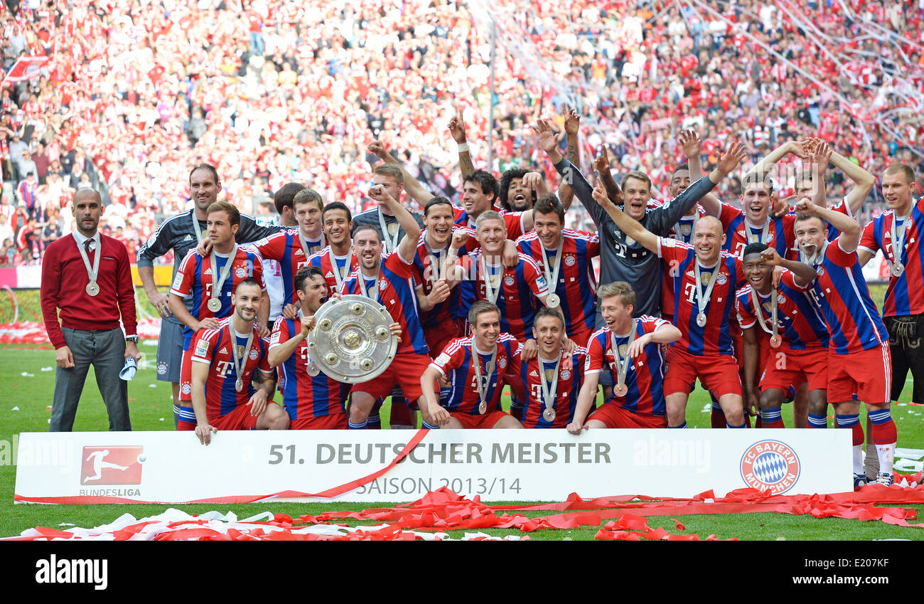 Championship celebration, team photo, cheering at FCB, FC Bayern is 24.  German champion, Allianz Arena, Munich, Upper Bavaria Stock Photo - Alamy