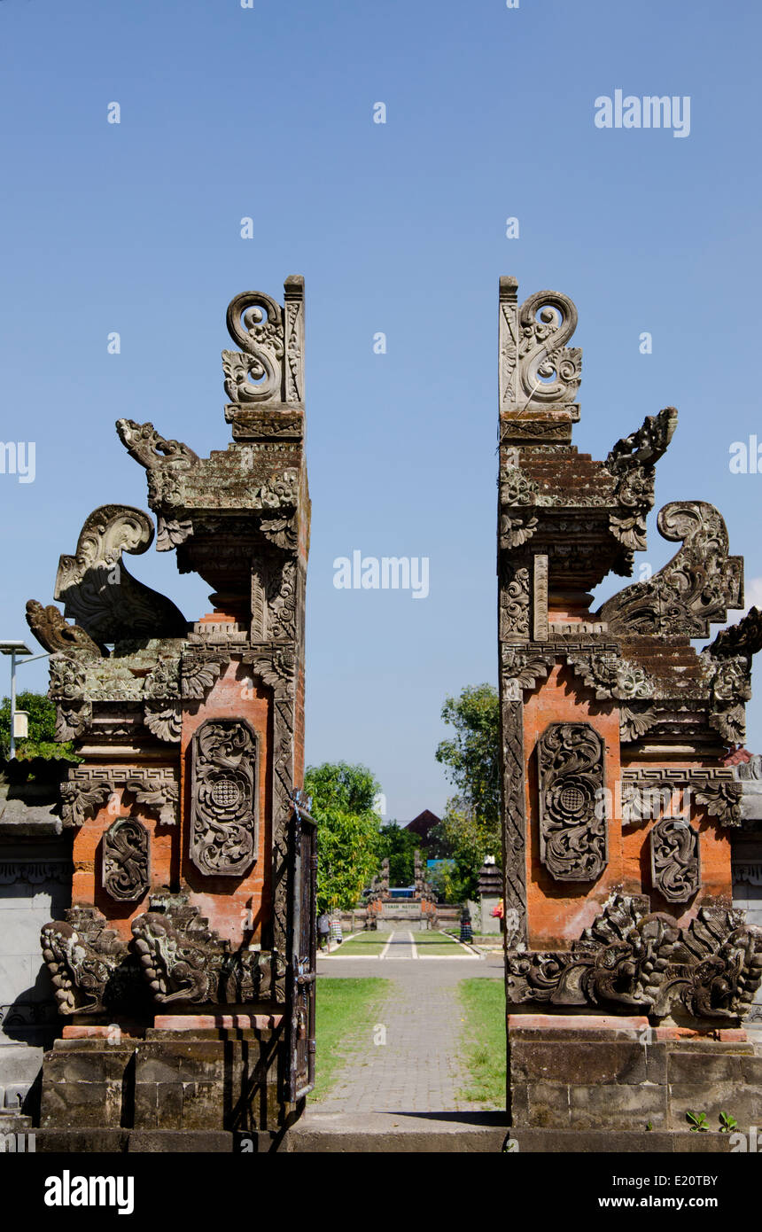 Indonesia, Island of Lombok, Mataram. Mayura Water Palace, open-sided temple hall, circa 1744. Stock Photo