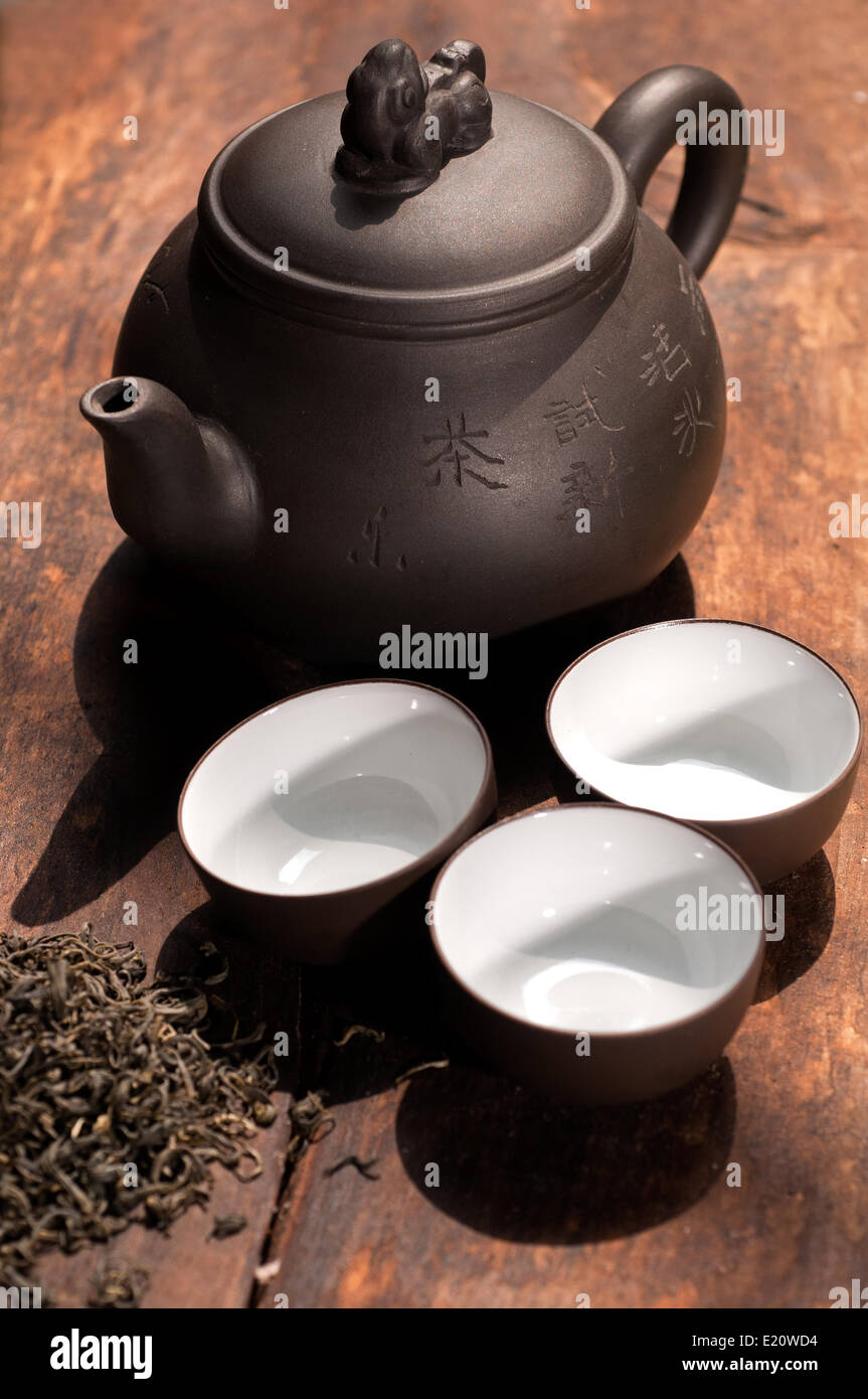 chinese green tea pot and cups Stock Photo Alamy