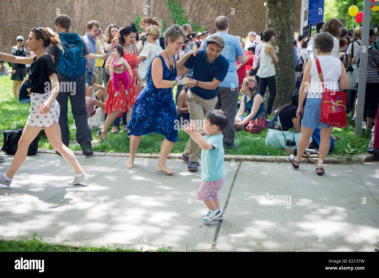 Hundreds of Lindy Hop enthusiasts converge on Harlem in New York Stock Photo