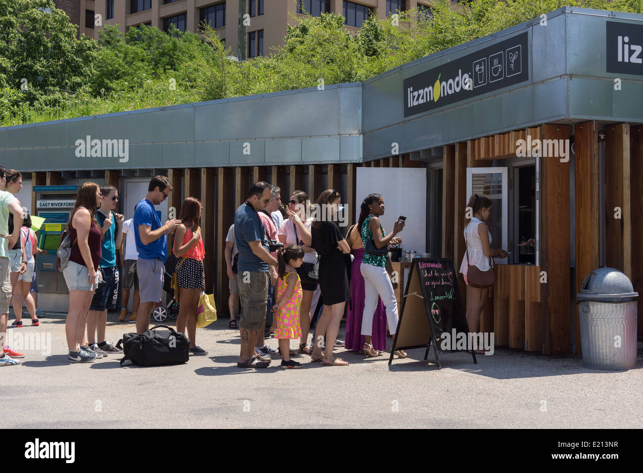Parkgoers line up for lemonade on a warm weekend in Brooklyn Bridge ...