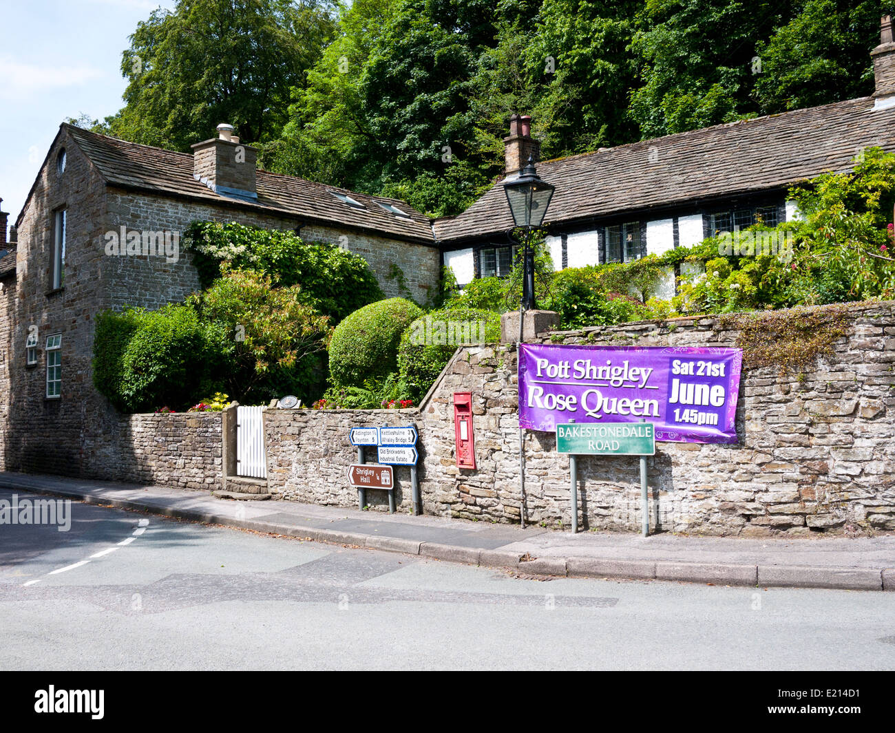 Cottage in Pott Shrigley with a gas lamp on the main road. Pott Shrigley, Cheshire, England, UK. Stock Photo