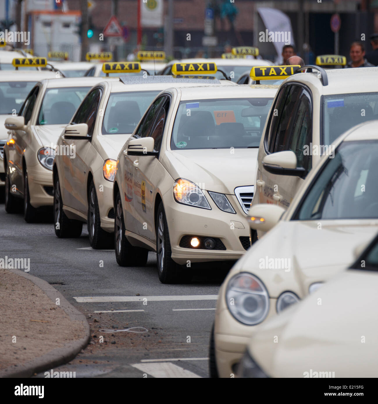 Taxi cue hi-res stock photography and images - Alamy