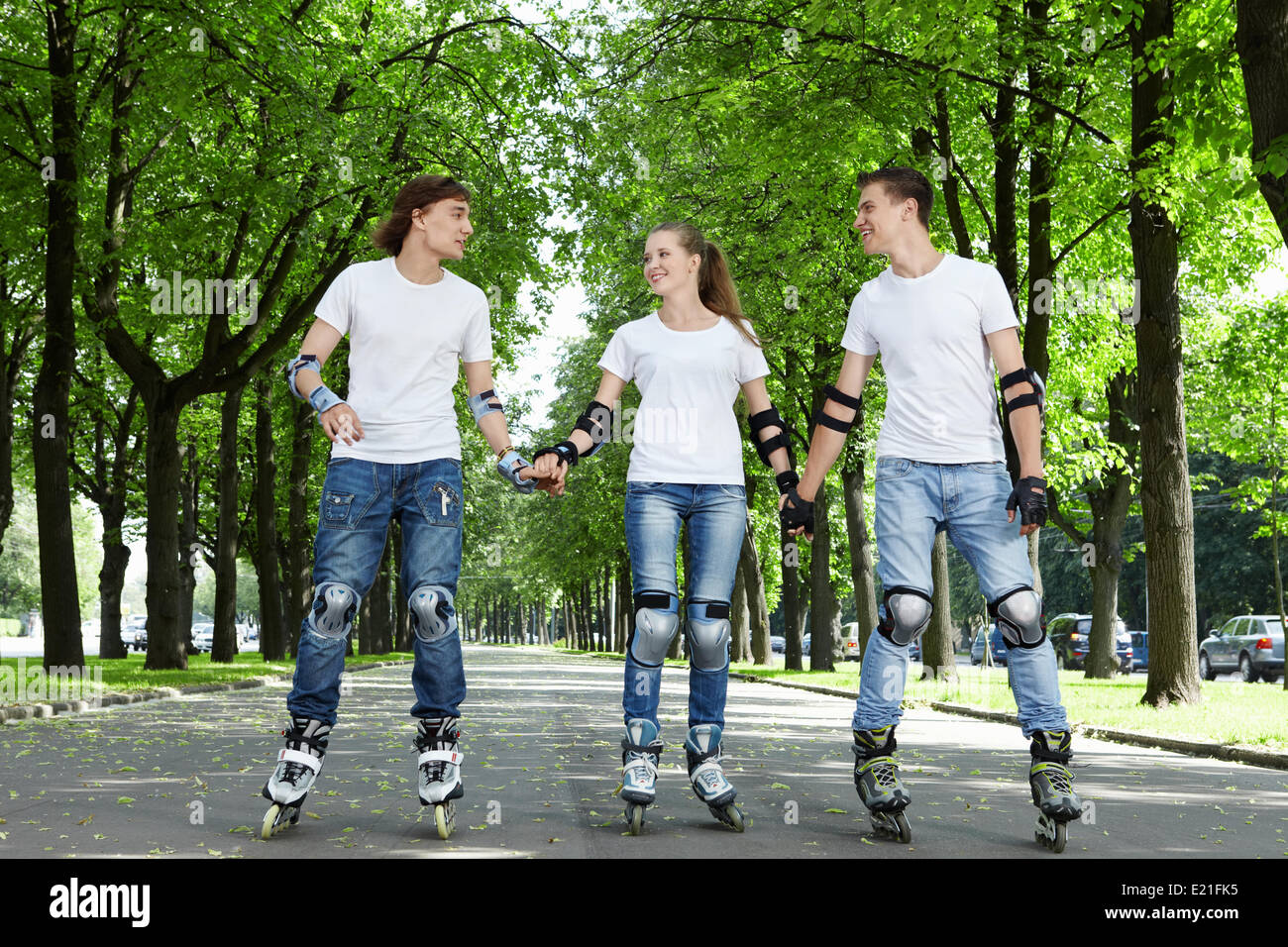 Человек на роликах. Парочка на роликах. Парень и девушка катаются на роликах. Кимы по физике. Человек на роликовых коньках.