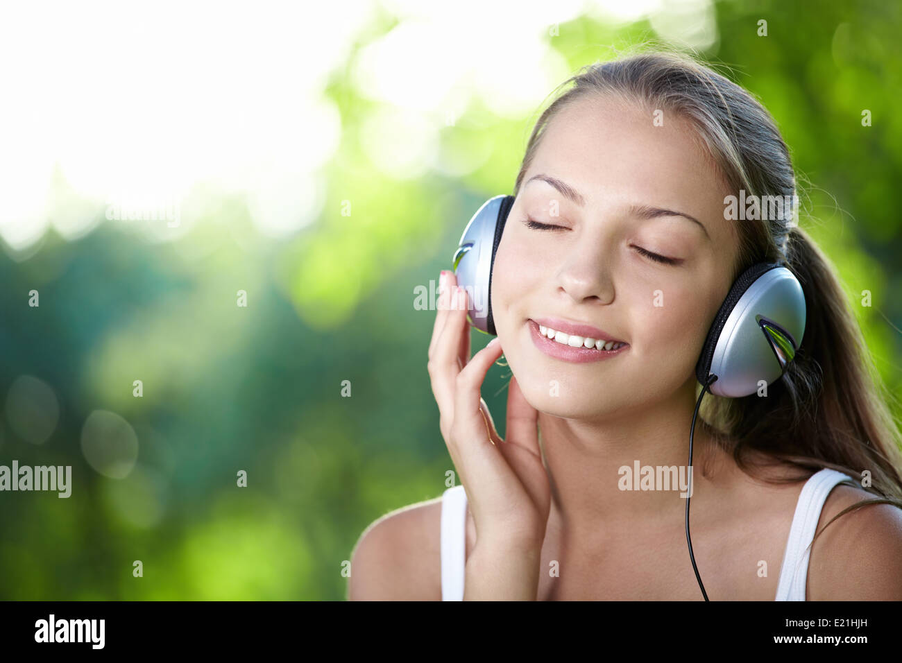 Teenagers listening mp3 park hi-res stock photography and images - Alamy
