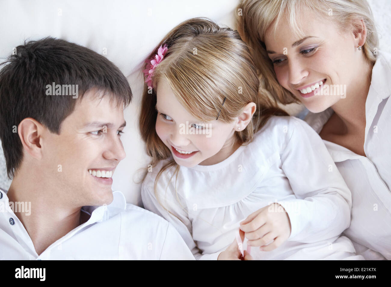 характеристики демократической семьи. мама папа и ребенок. атмосфера в семье. стили воспитания в семье. ребенок в демократической семье.