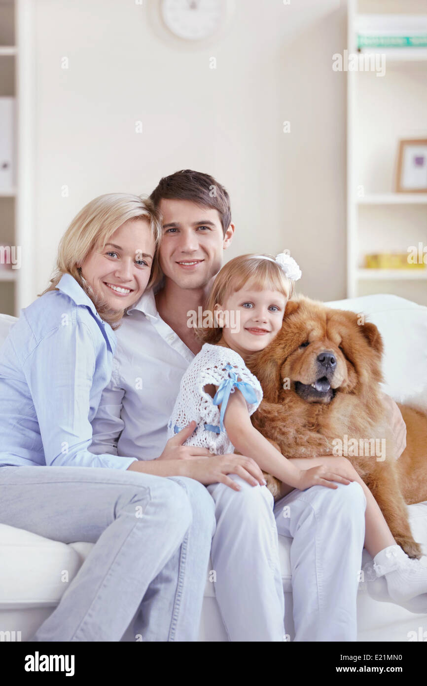 Familie und Chow-Chow Hund in der Wohnung Stock Photo