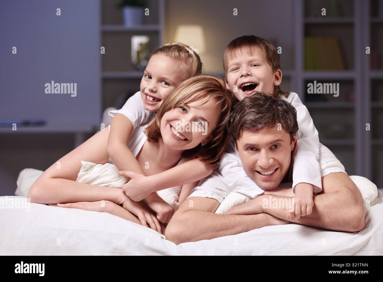 Happy family po hi-res stock photography and images - Alamy