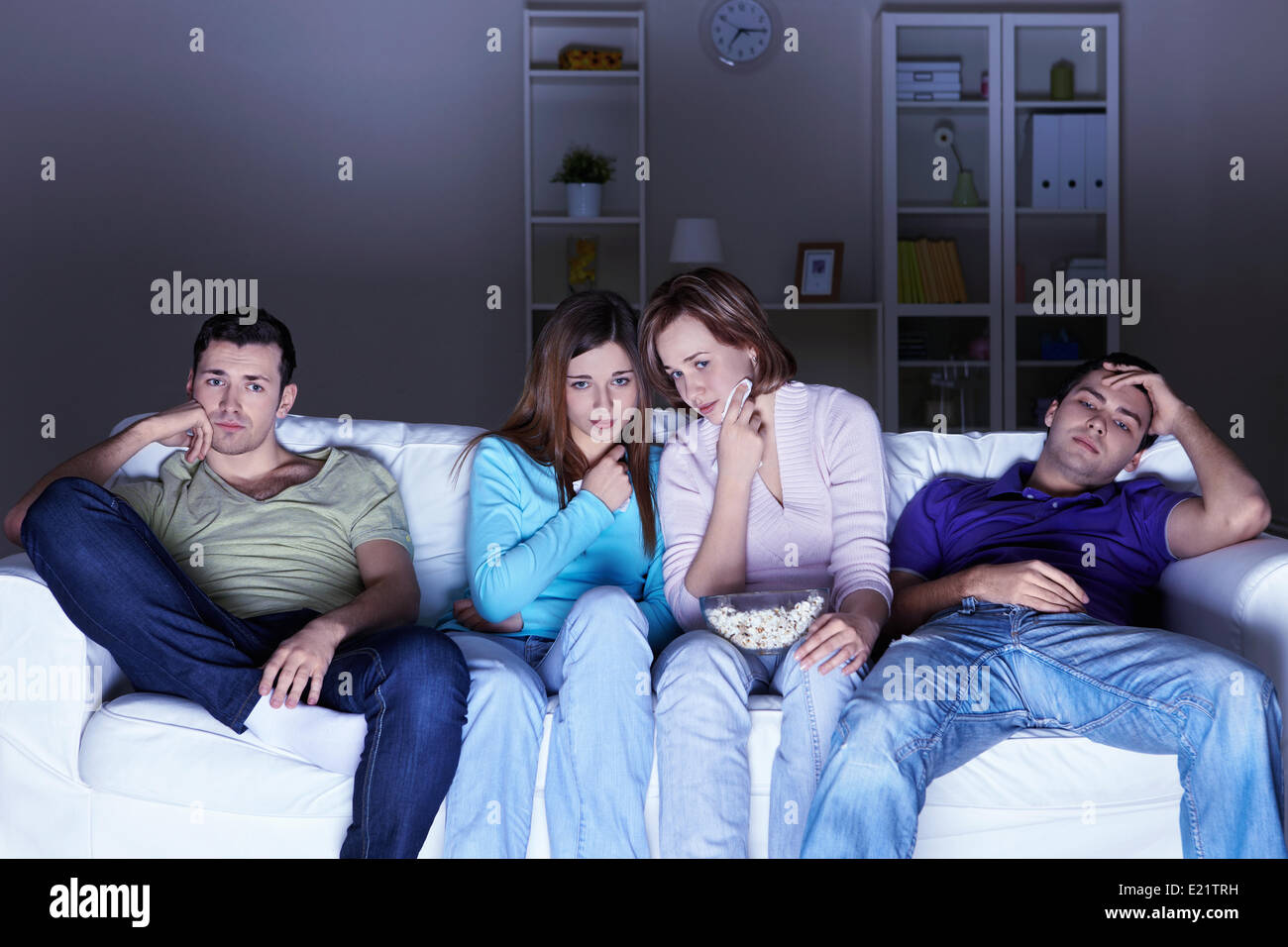 деловые переговоры. четыре парня. мужчина за столом. четверо сидят. четыре человека сидят на диване.